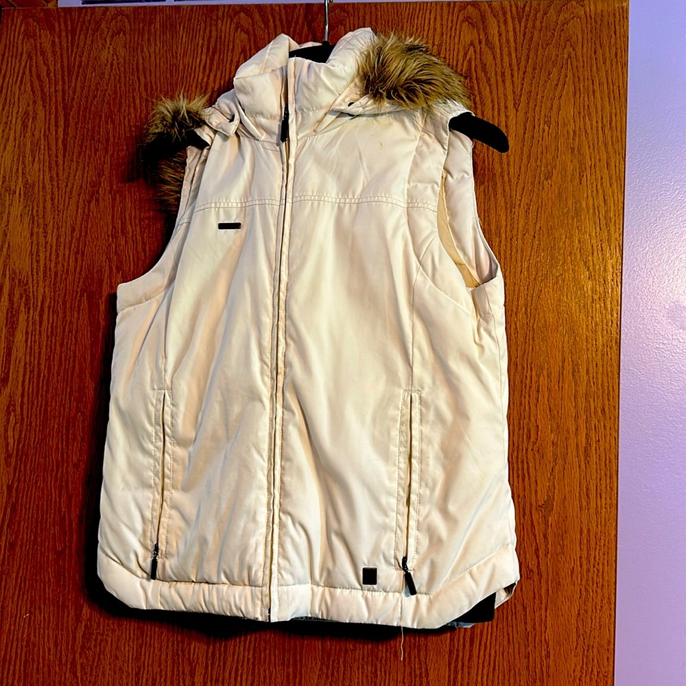 Ladies vest w detachable faux fur collar.